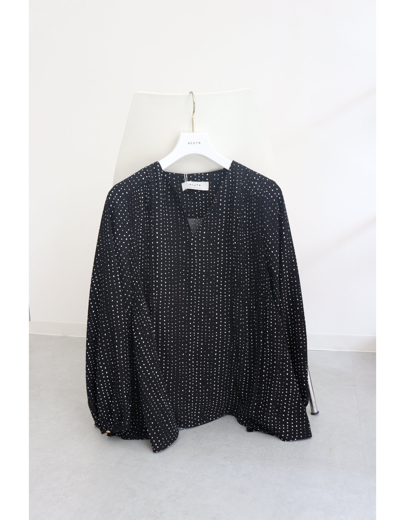 【ACUTA アクータ】ランダムドットサイドプリーツブラウス