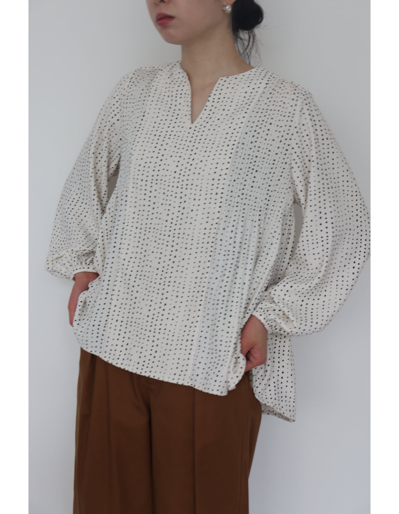 【ACUTA アクータ】ランダムドットサイドプリーツブラウス