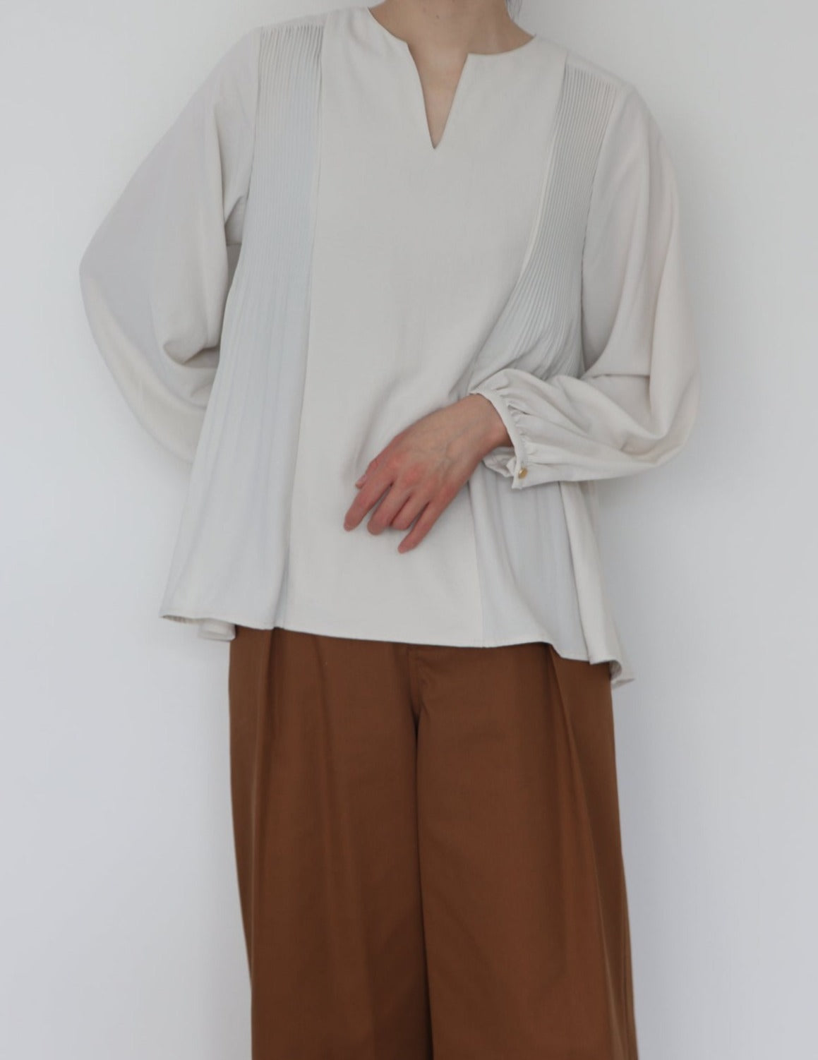 【ACUTA アクータ】ジョーゼットサイドプリーツブラウス