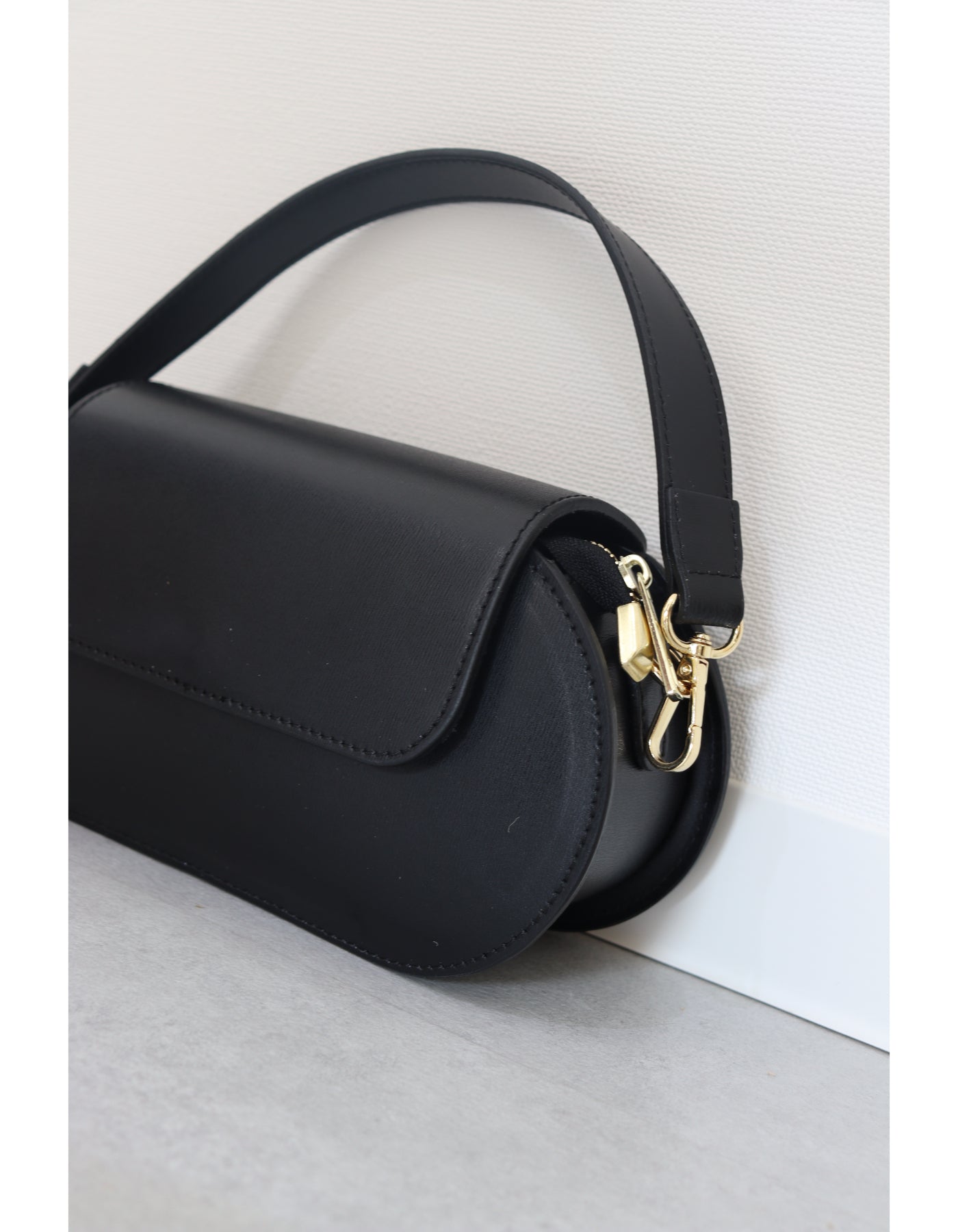 【MILLELA FIRENZE】オーバルレザーバッグ