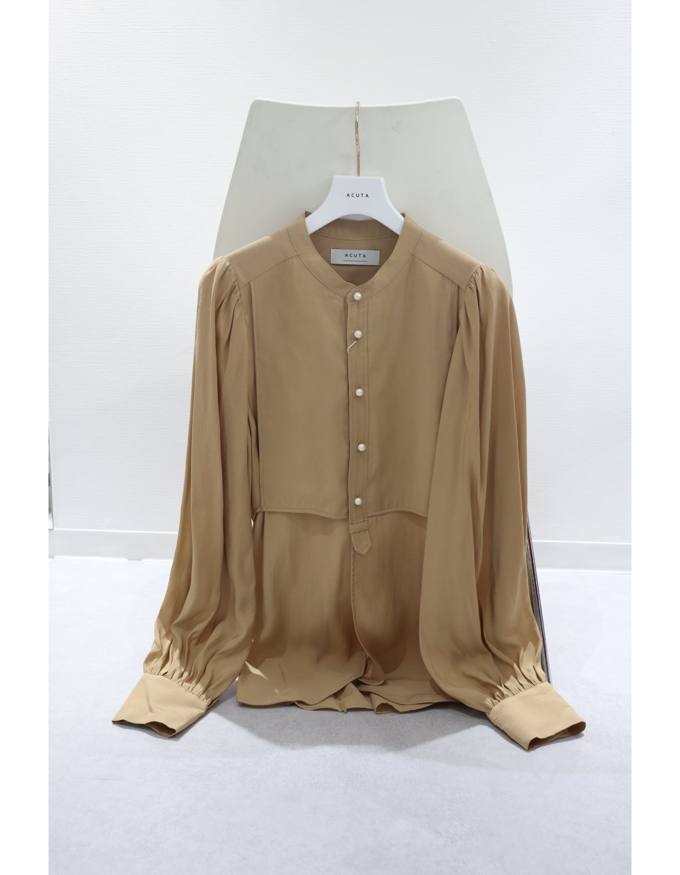 【ACUTA アクータ】パールボタンギャザースリーブブラウス