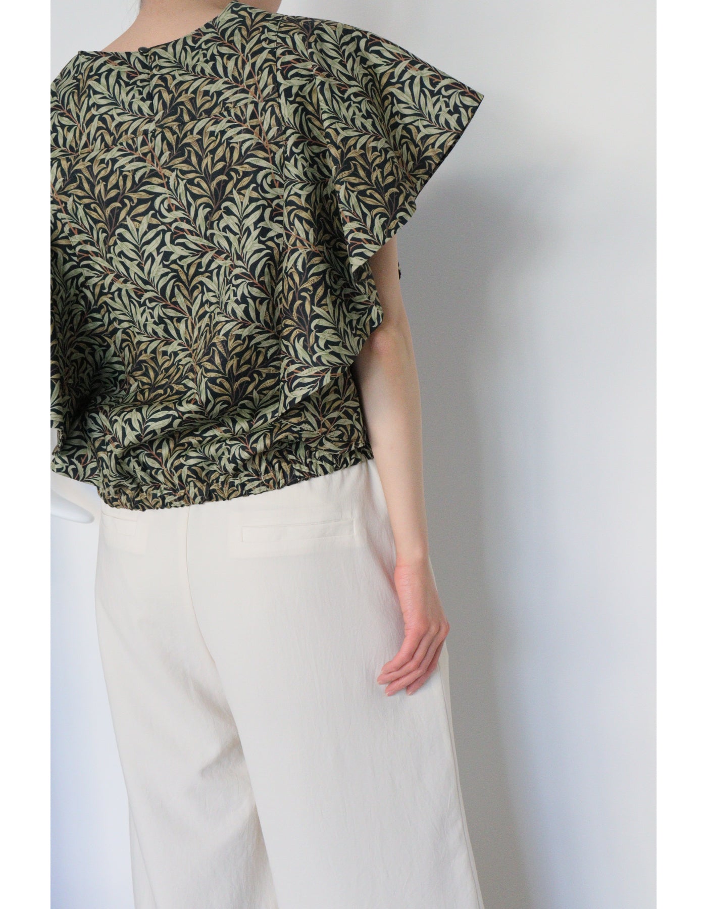 【ACUTA】Fabric by BEST OF MORRIS ラッフルスリーブブラウス