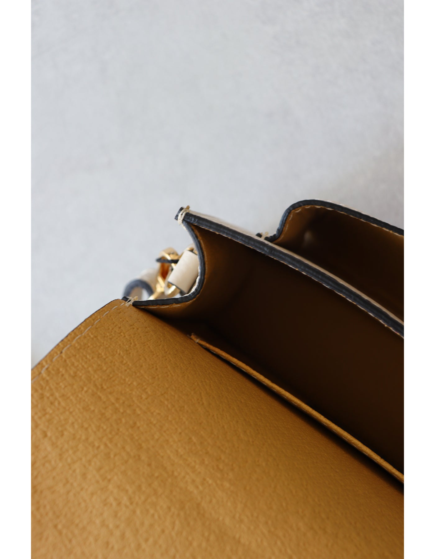 【MILLELA FIRENZE】スクエアフラップバッグ