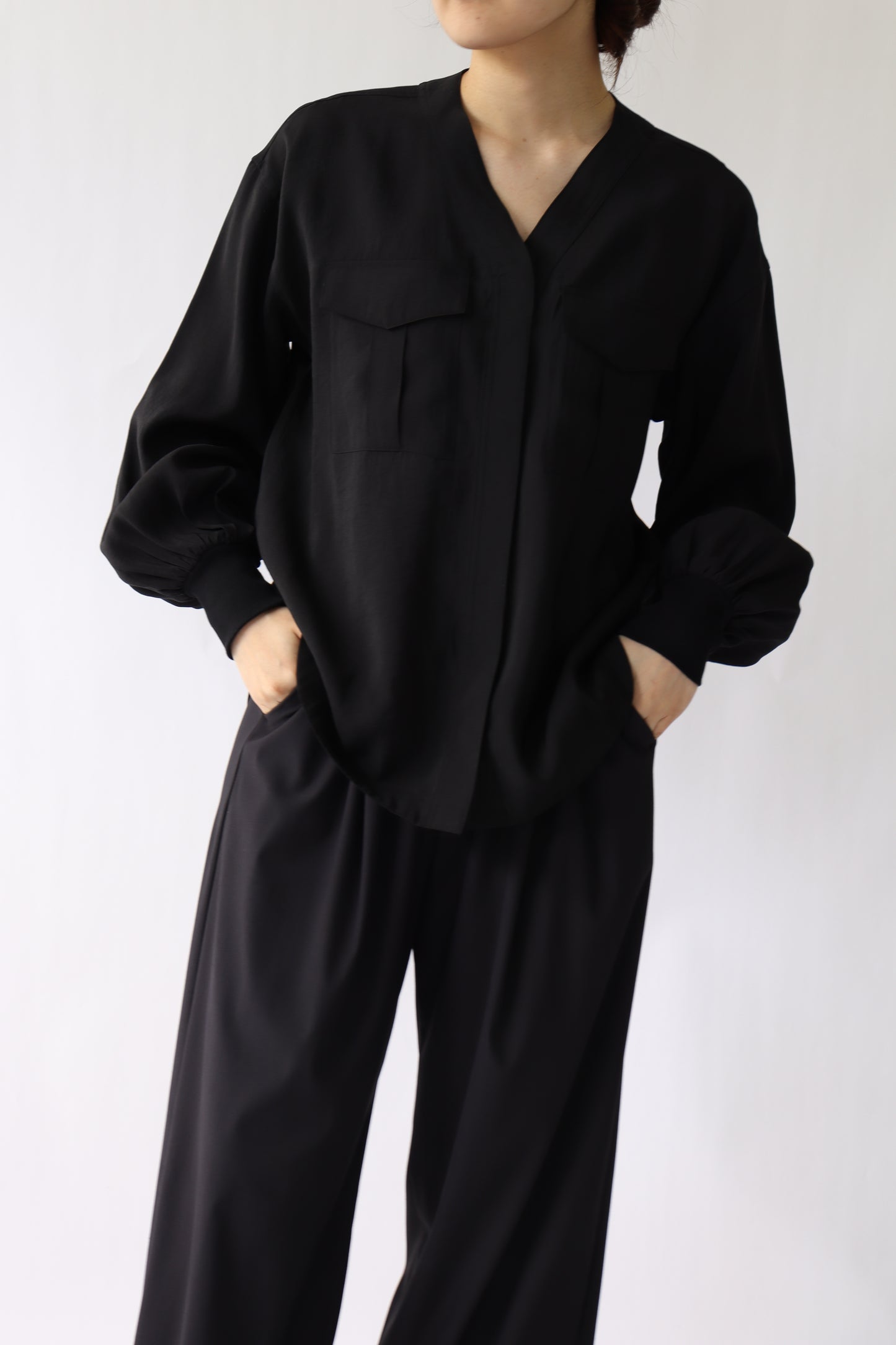 【ACUTA】モダールブロード袖リブVネックシャツ