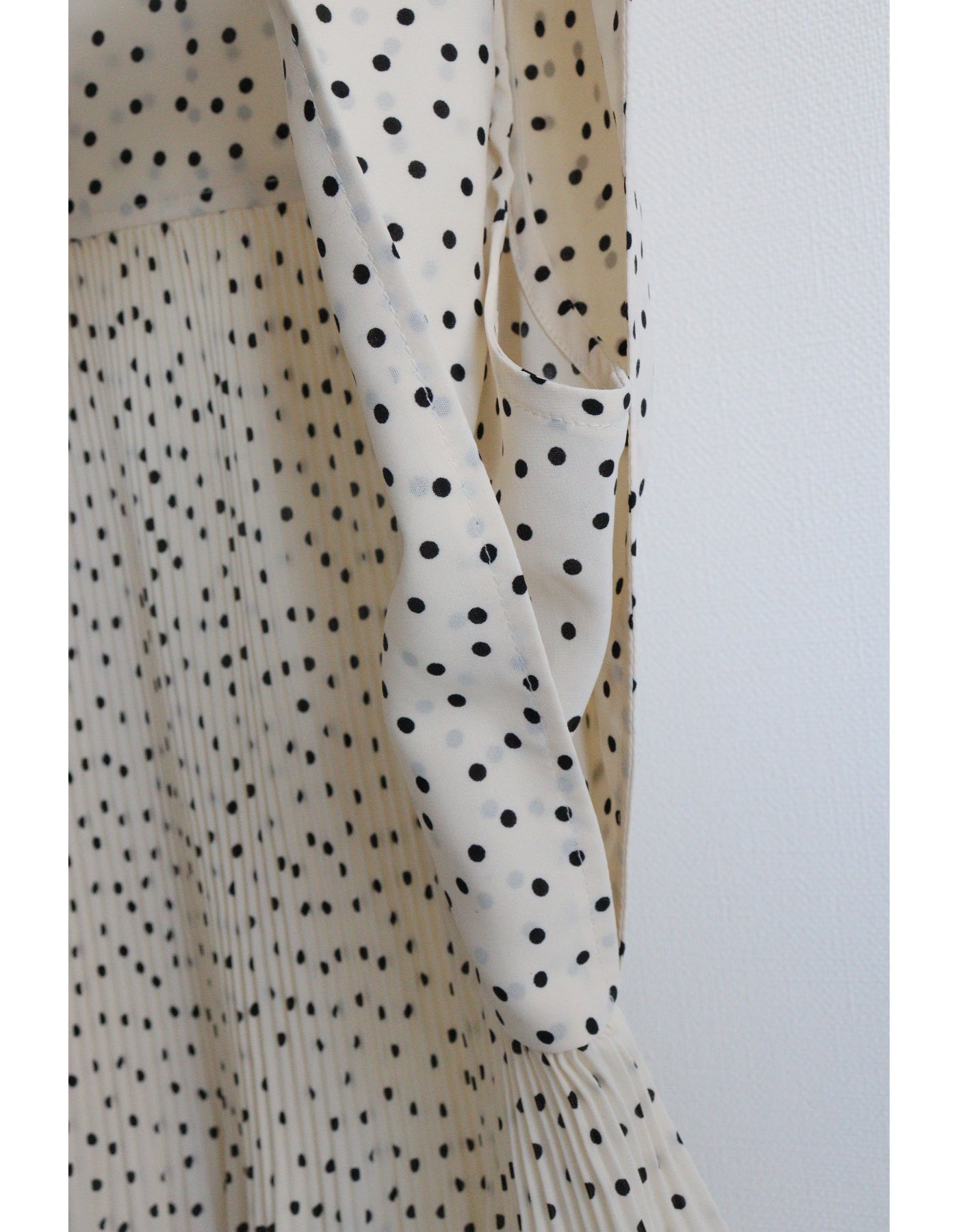 【ACUTA】ジョーゼットフレンチスリーブドットプリーツブラウス