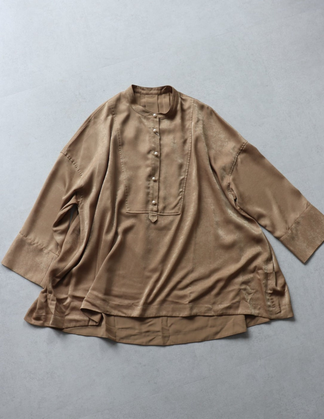 【ACUTA アクータ】スウェーディーブザムパールボタンドルマンブラウス