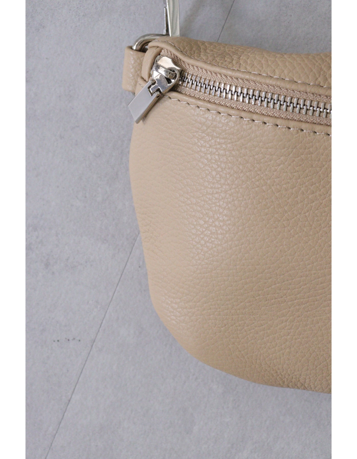 【MILLELA FIRENZE】レザーボディバッグ