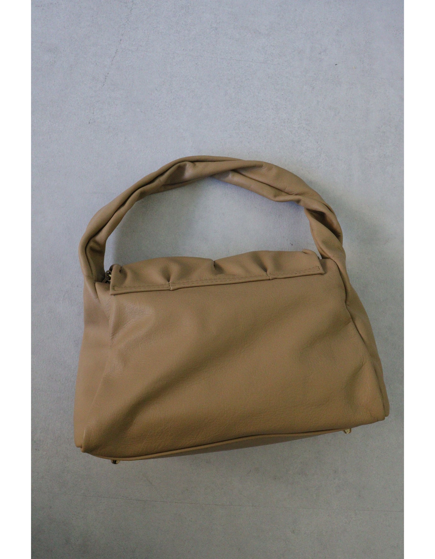 【MILLELA FIRENZE】ピンチレザーフラップバッグ