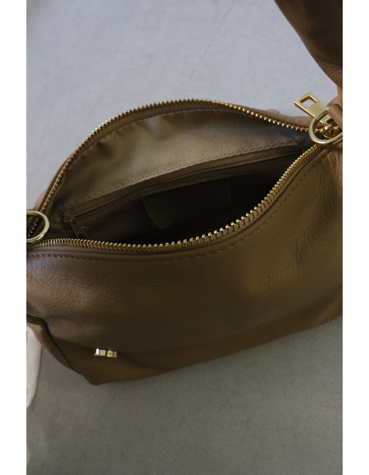 【MILLELA FIRENZE】ピンチレザーフラップバッグ
