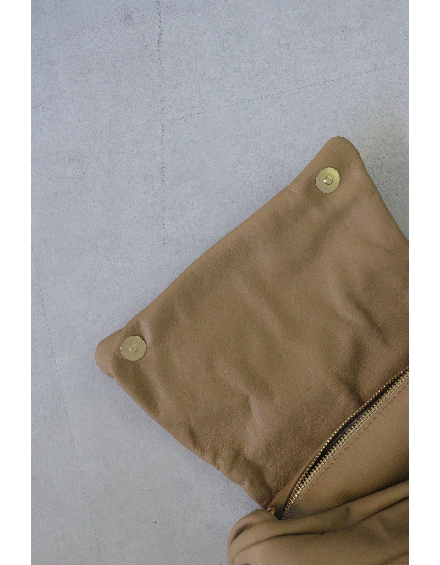 【MILLELA FIRENZE】ピンチレザーフラップバッグ