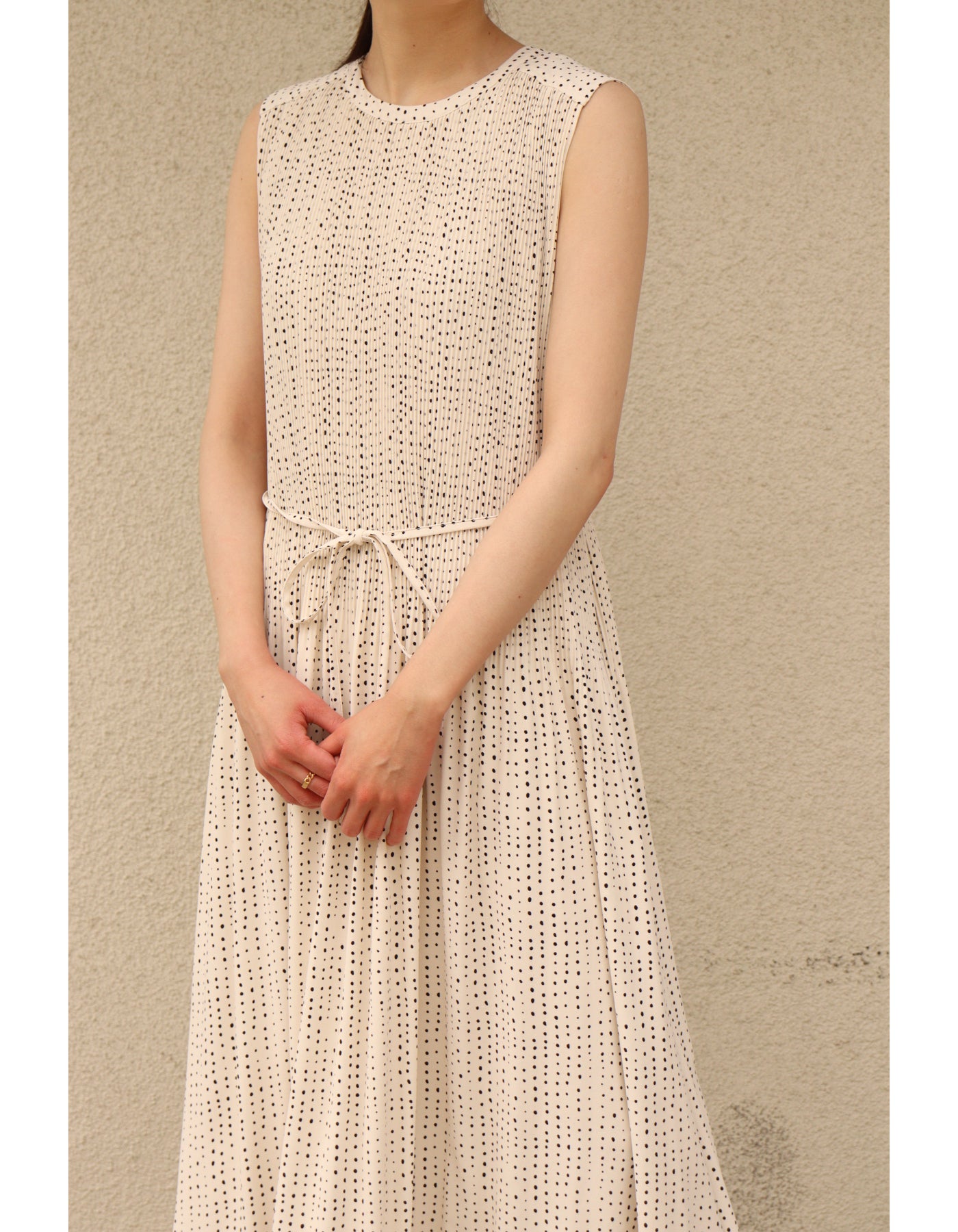【ACUTA アクータ】ドットジョーゼットノースリーブプリーツワンピース
