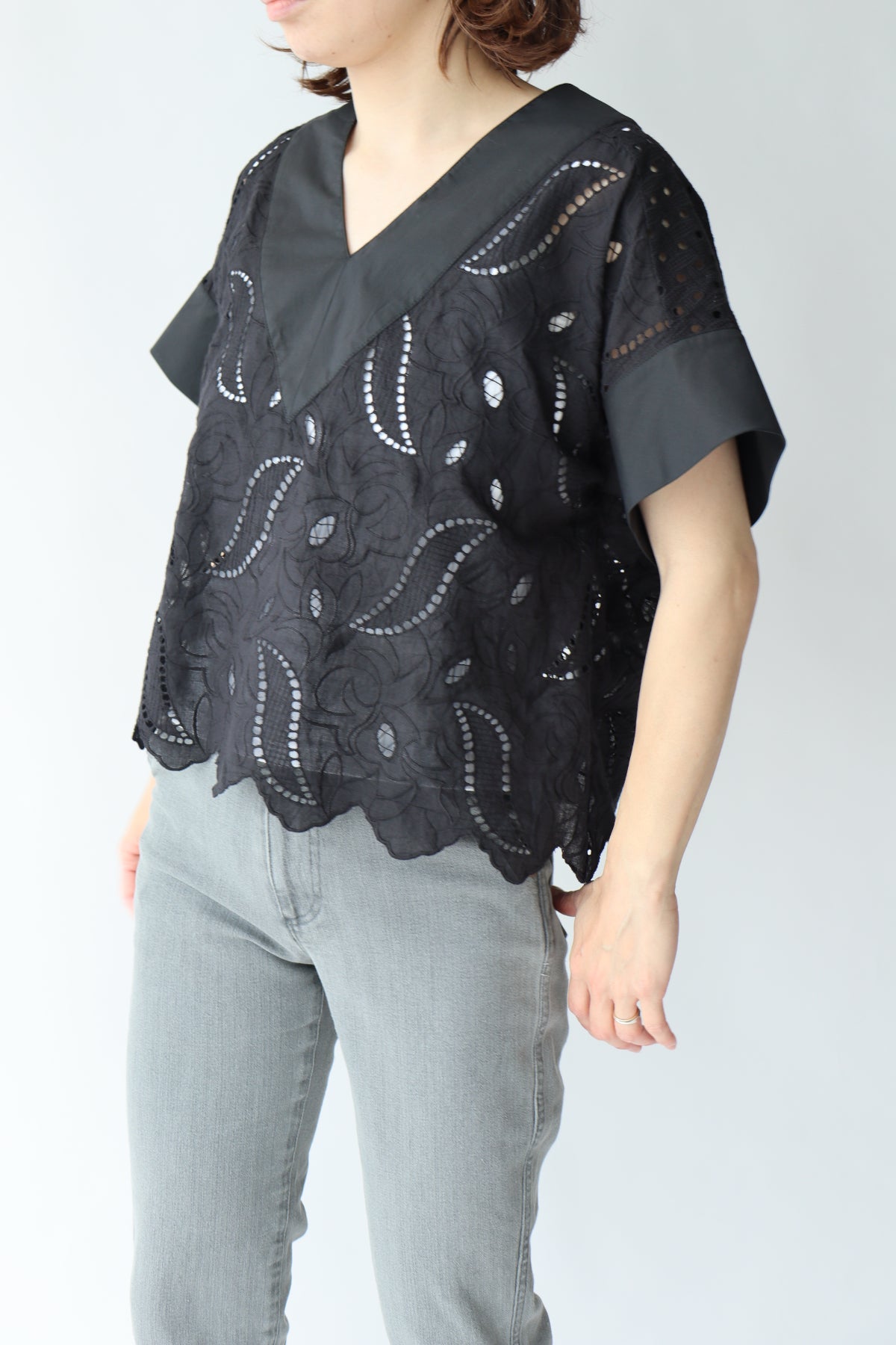 【ACUTA アクータ】カットワークレースVネックブラウス