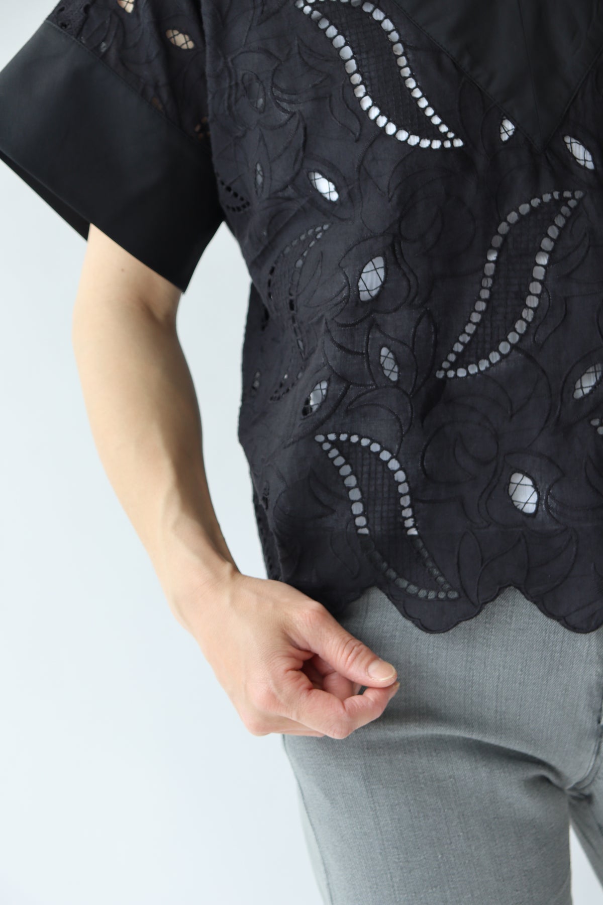 【ACUTA アクータ】カットワークレースVネックブラウス