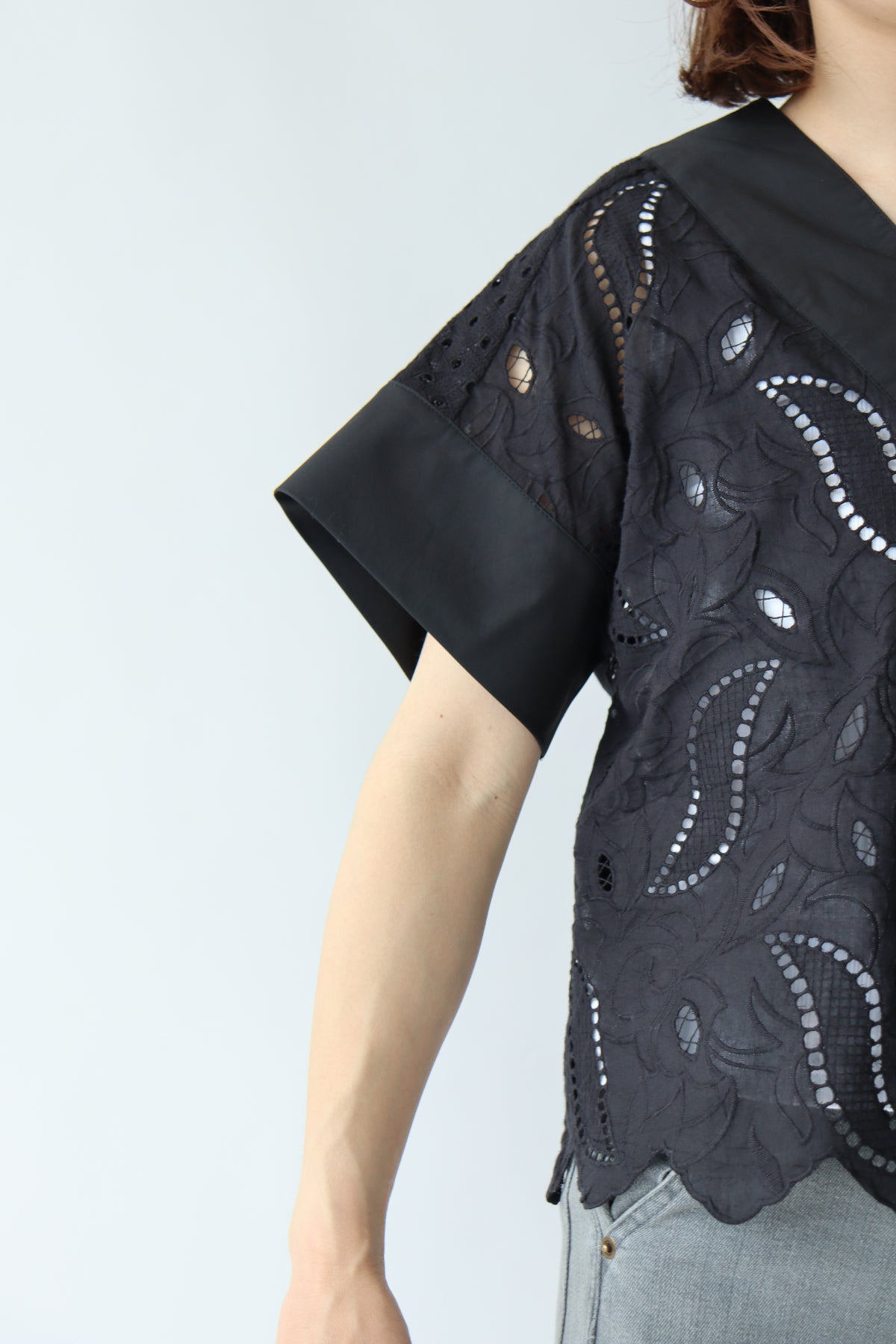 【ACUTA アクータ】カットワークレースVネックブラウス