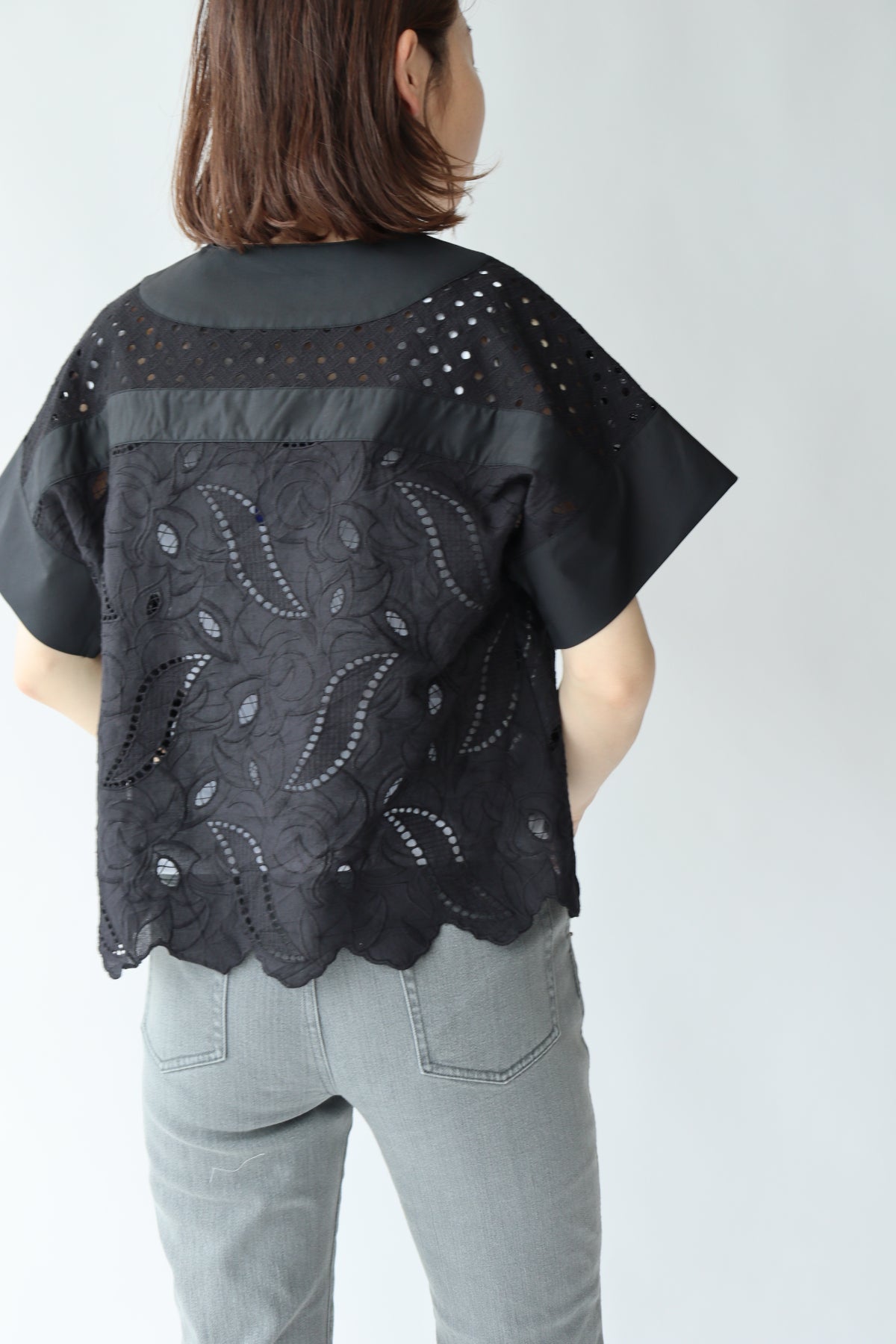【ACUTA アクータ】カットワークレースVネックブラウス