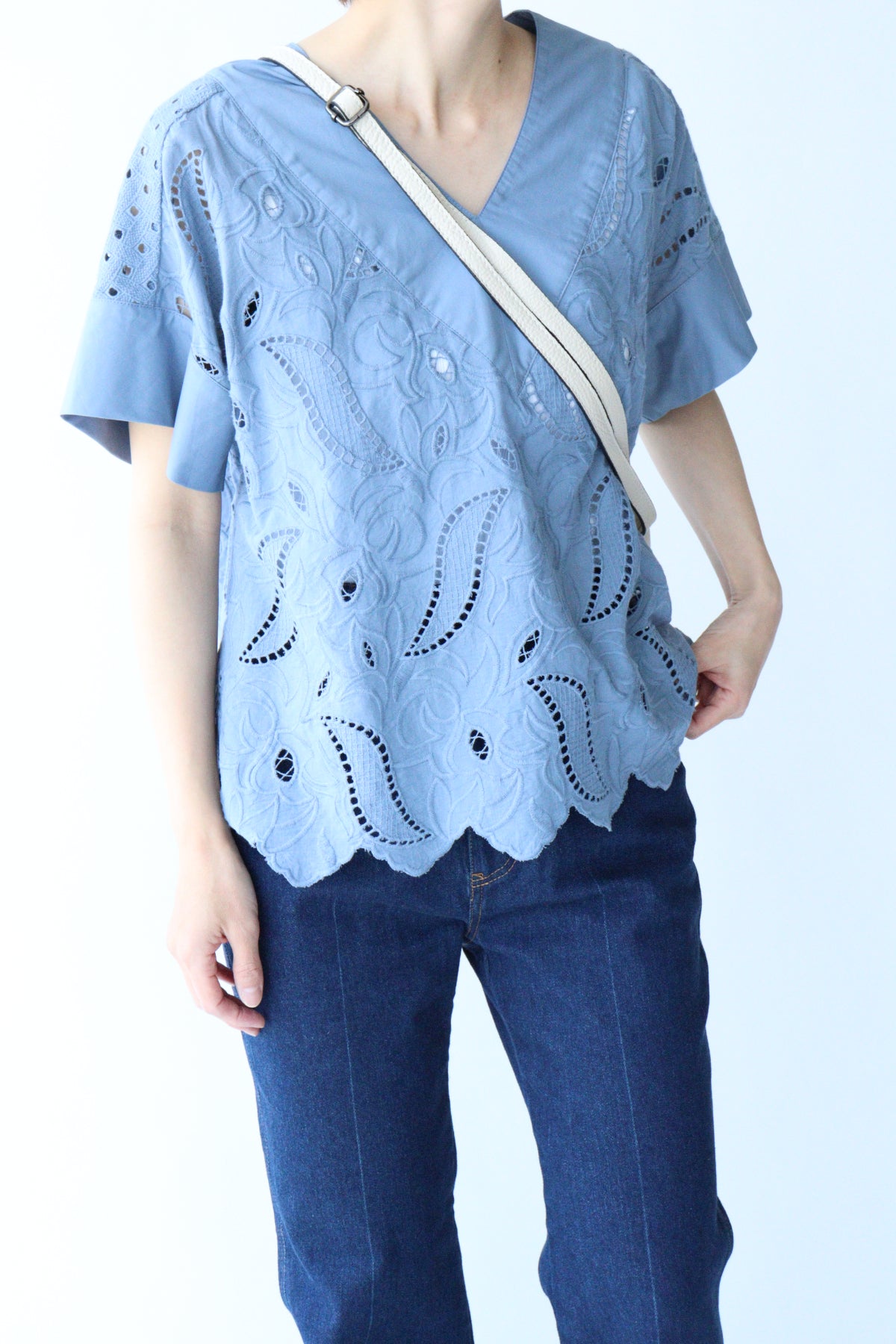 【ACUTA アクータ】カットワークレースVネックブラウス
