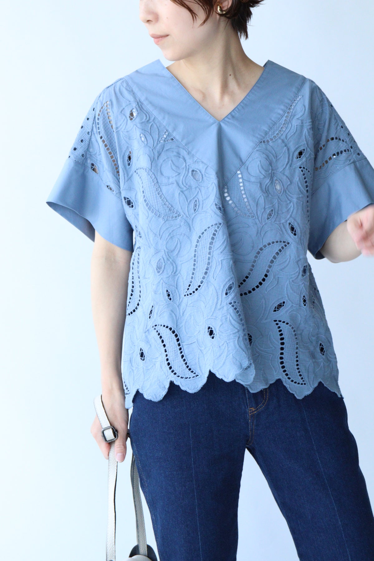 【ACUTA アクータ】カットワークレースVネックブラウス