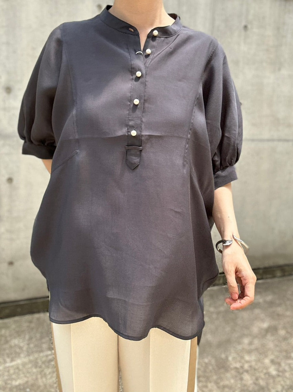 【ACUTA アクータ】ギャザーパールボタンブラウス