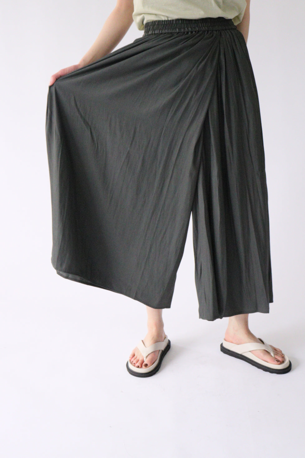 【ACUTA】【再入荷】割繊サテンラップパンツ