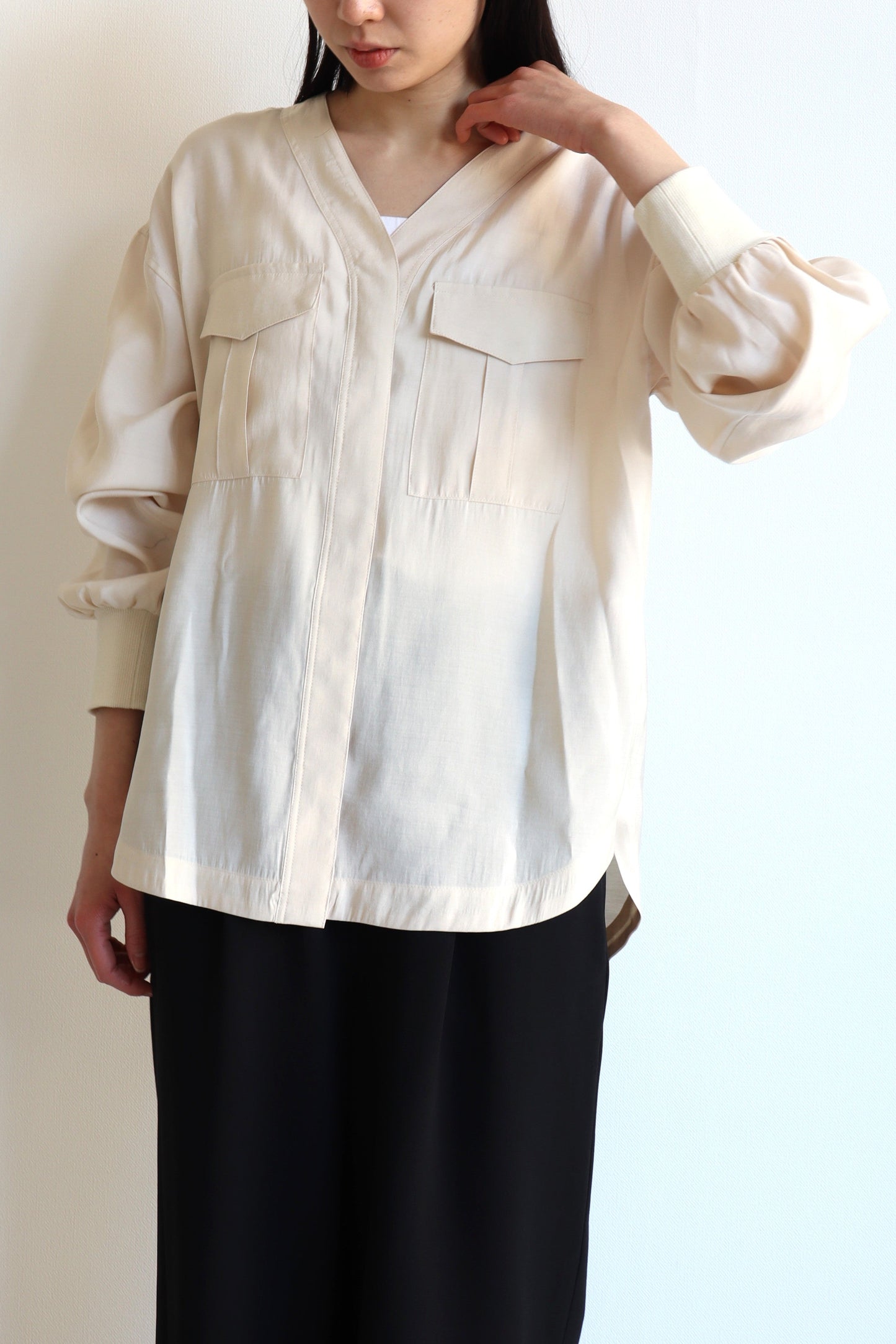【ACUTA】 ノーカラーブルゾン風シャツ