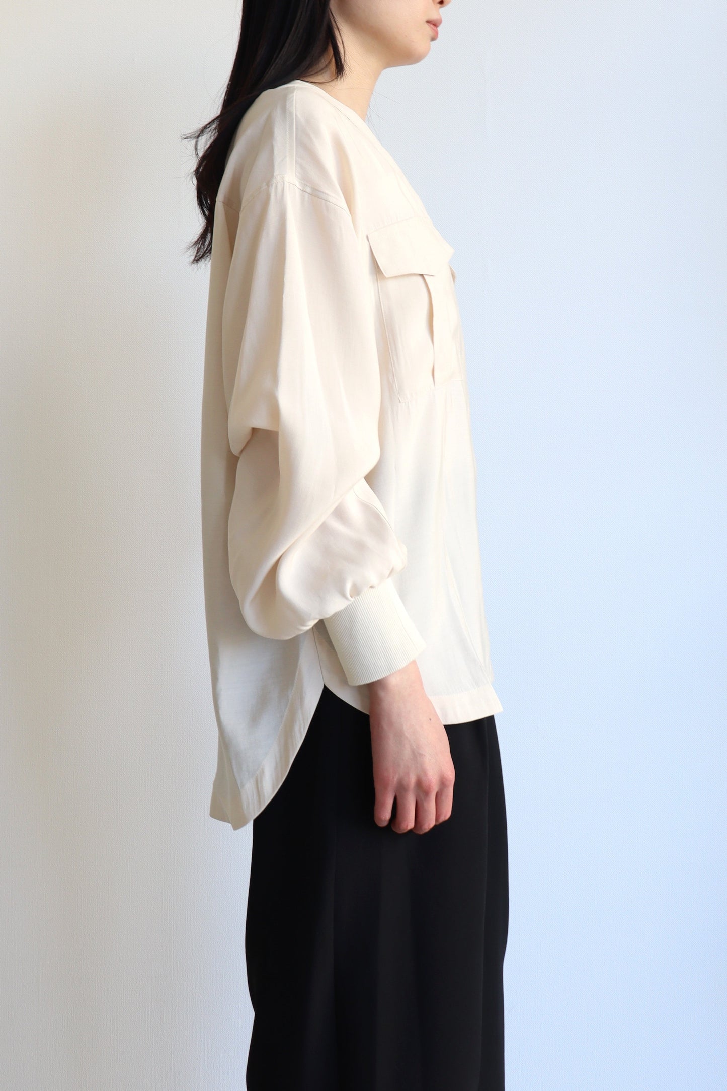 【ACUTA】 ノーカラーブルゾン風シャツ