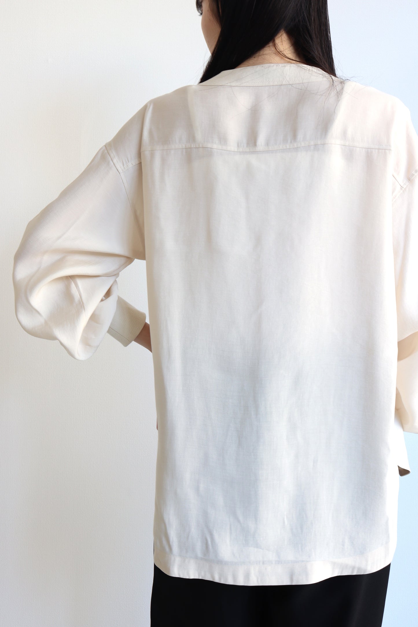 【ACUTA】 ノーカラーブルゾン風シャツ