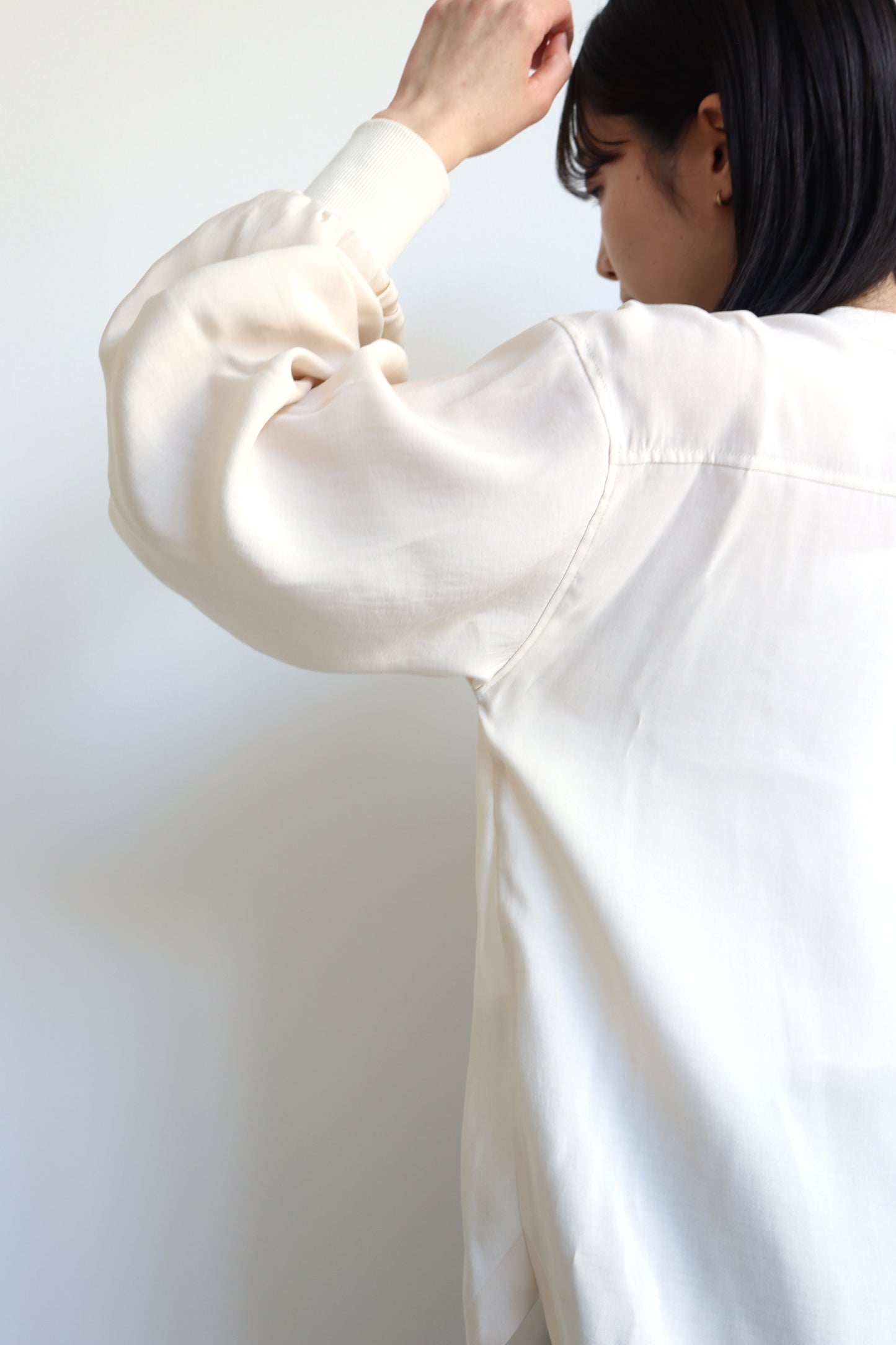 【ACUTA】 ノーカラーブルゾン風シャツ