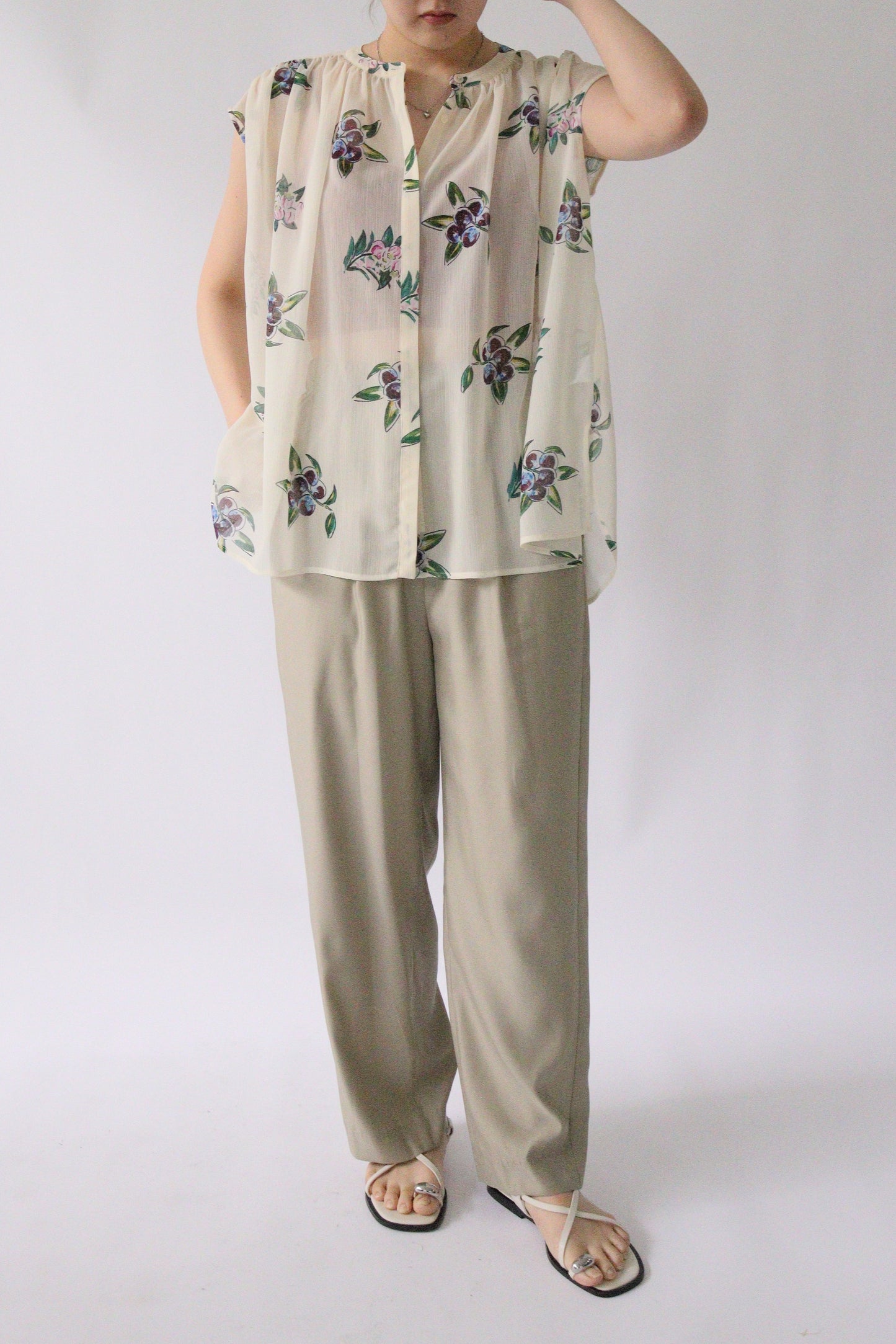 【Kazumi Doi ×ACUTA】Botanicalプリントノースリーブブラウス