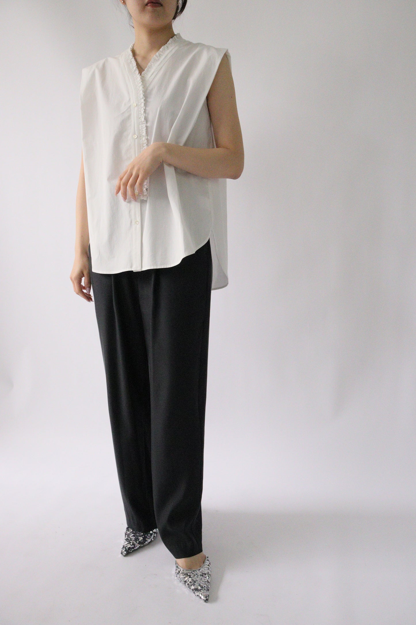 【ACUTA】 無地 フリルVネックノースリシャツ