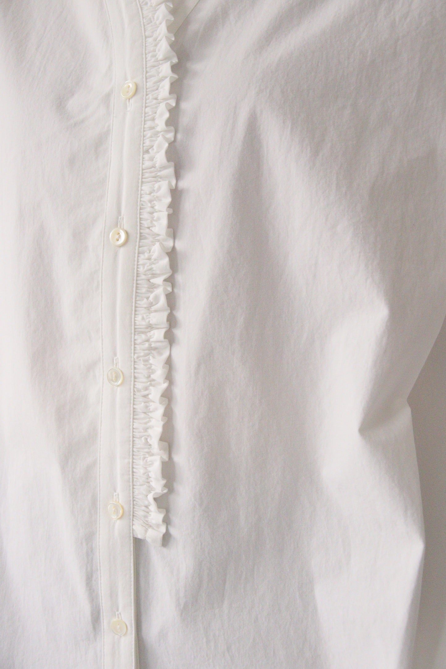 【ACUTA】 無地 フリルVネックノースリシャツ