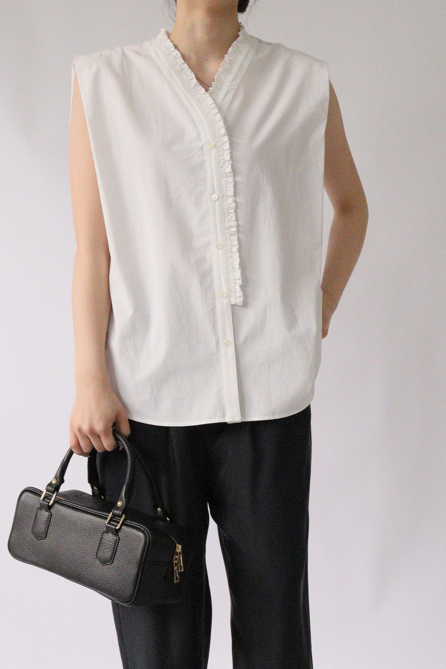 【ACUTA】 無地 フリルVネックノースリシャツ