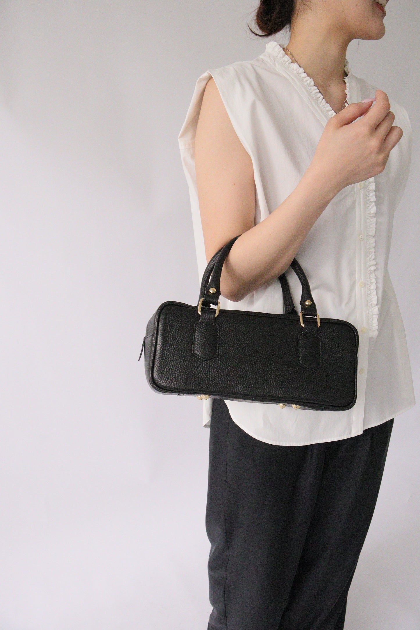 【ACUTA】 無地 フリルVネックノースリシャツ