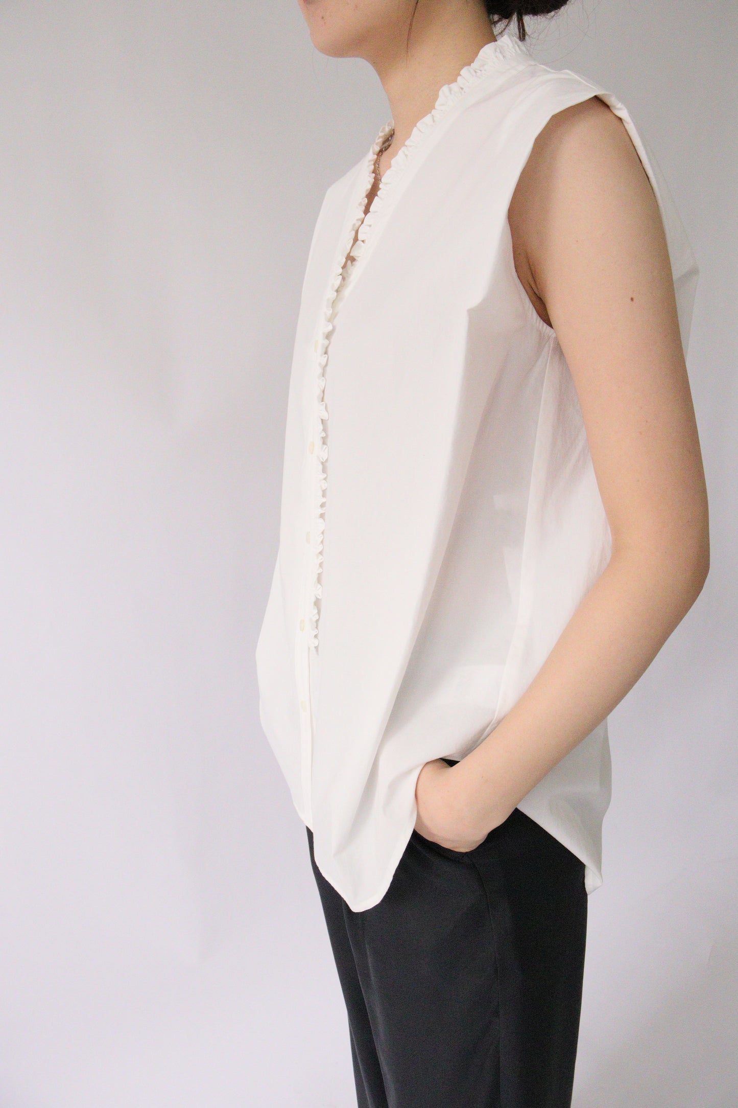 【ACUTA】 無地 フリルVネックノースリシャツ