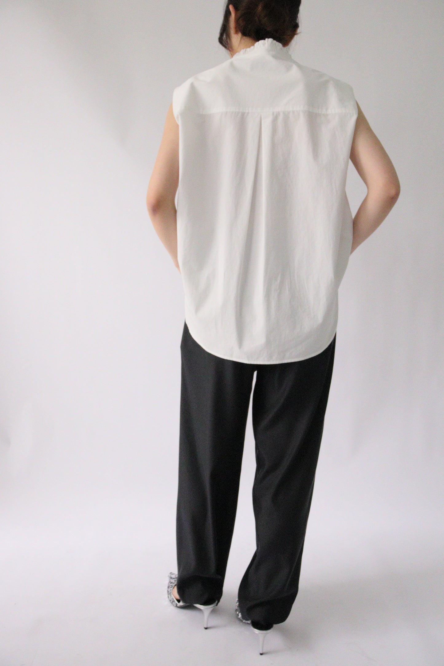 【ACUTA】 無地 フリルVネックノースリシャツ