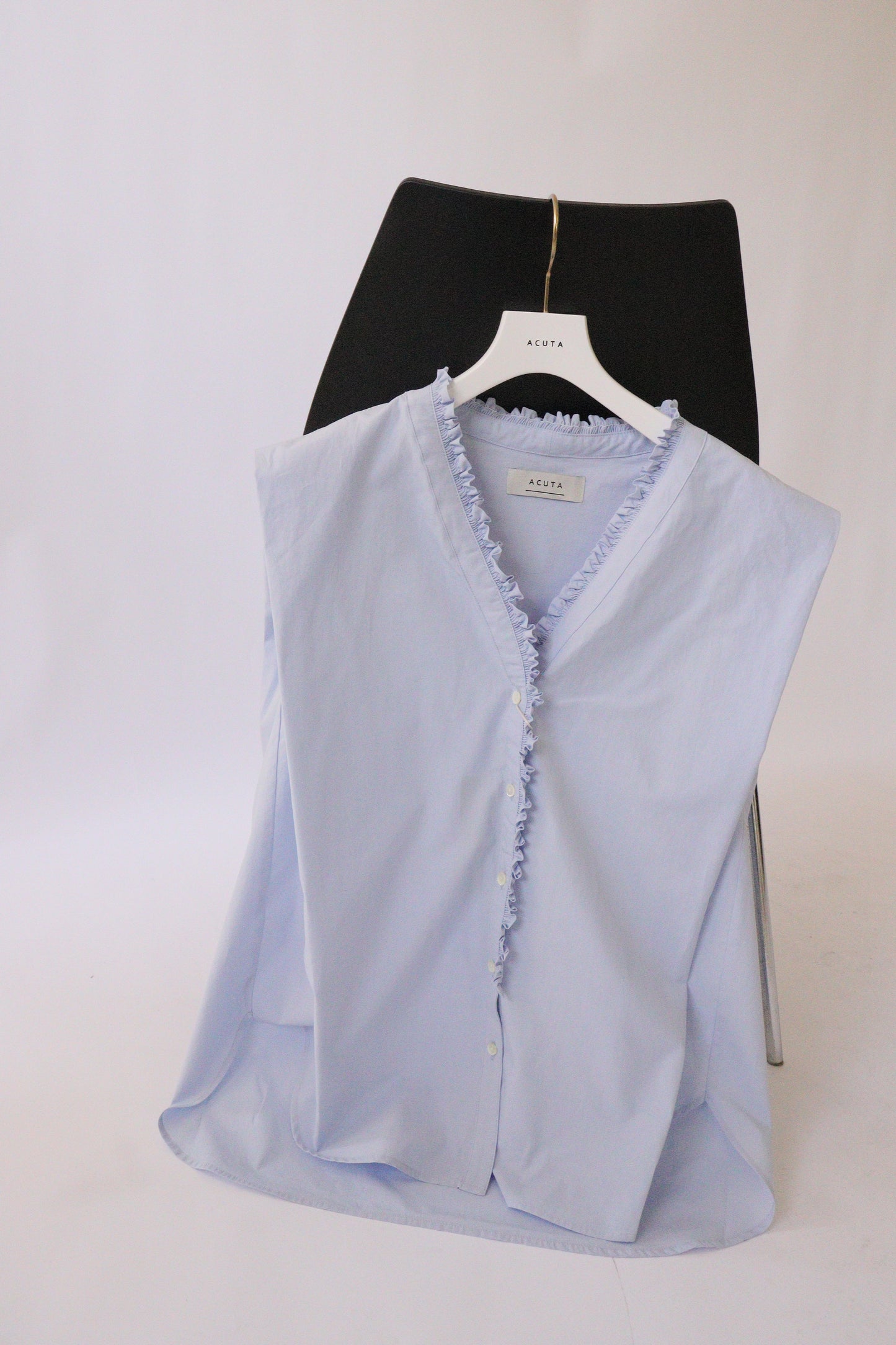 【ACUTA】 無地 フリルVネックノースリシャツ