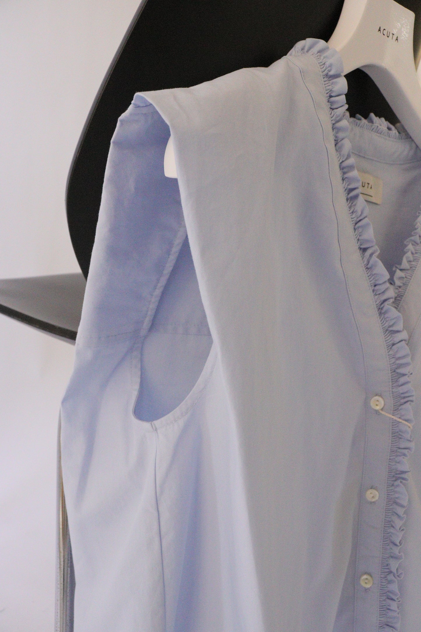 【ACUTA】 無地 フリルVネックノースリシャツ