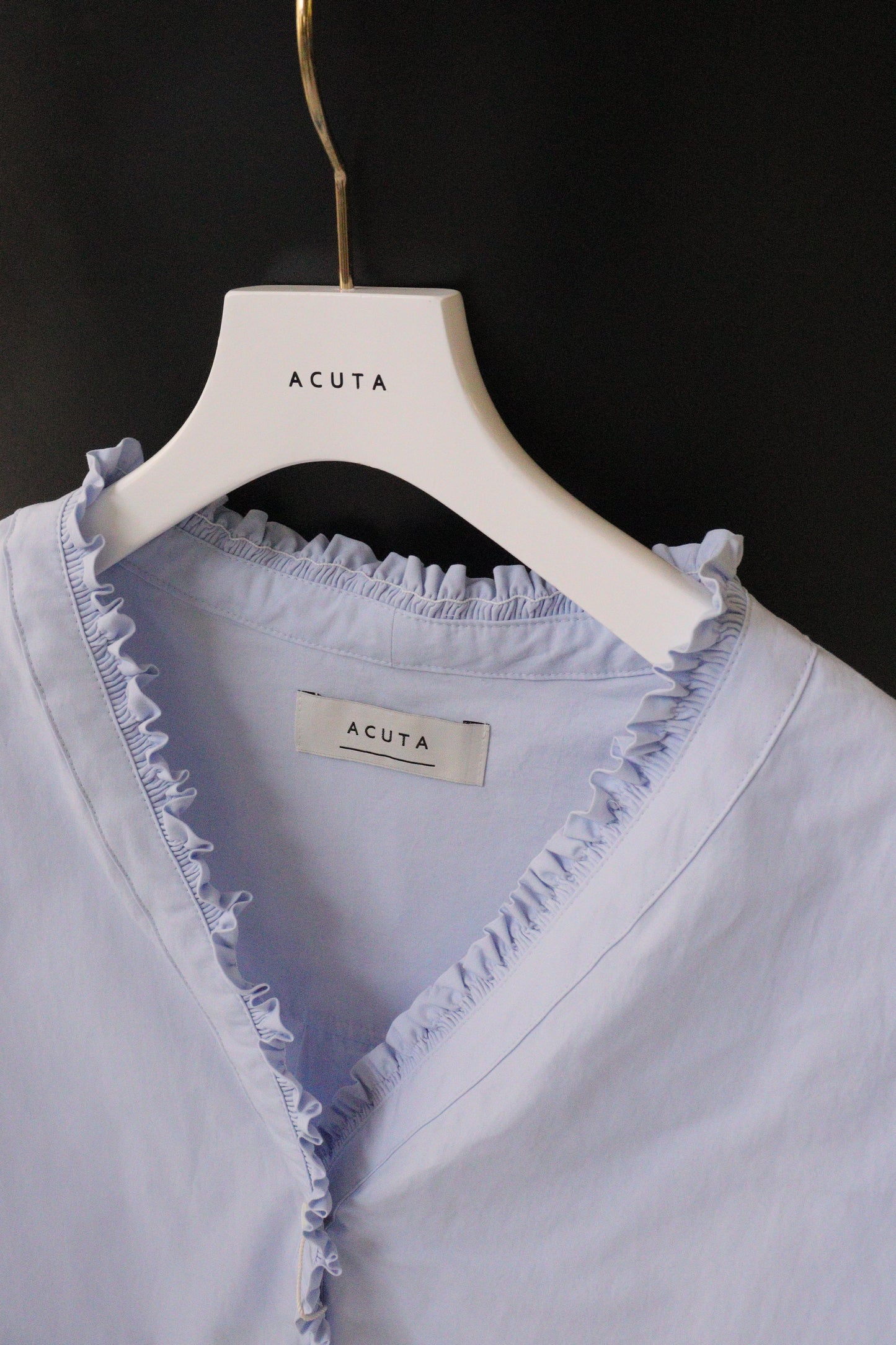 【ACUTA】 無地 フリルVネックノースリシャツ