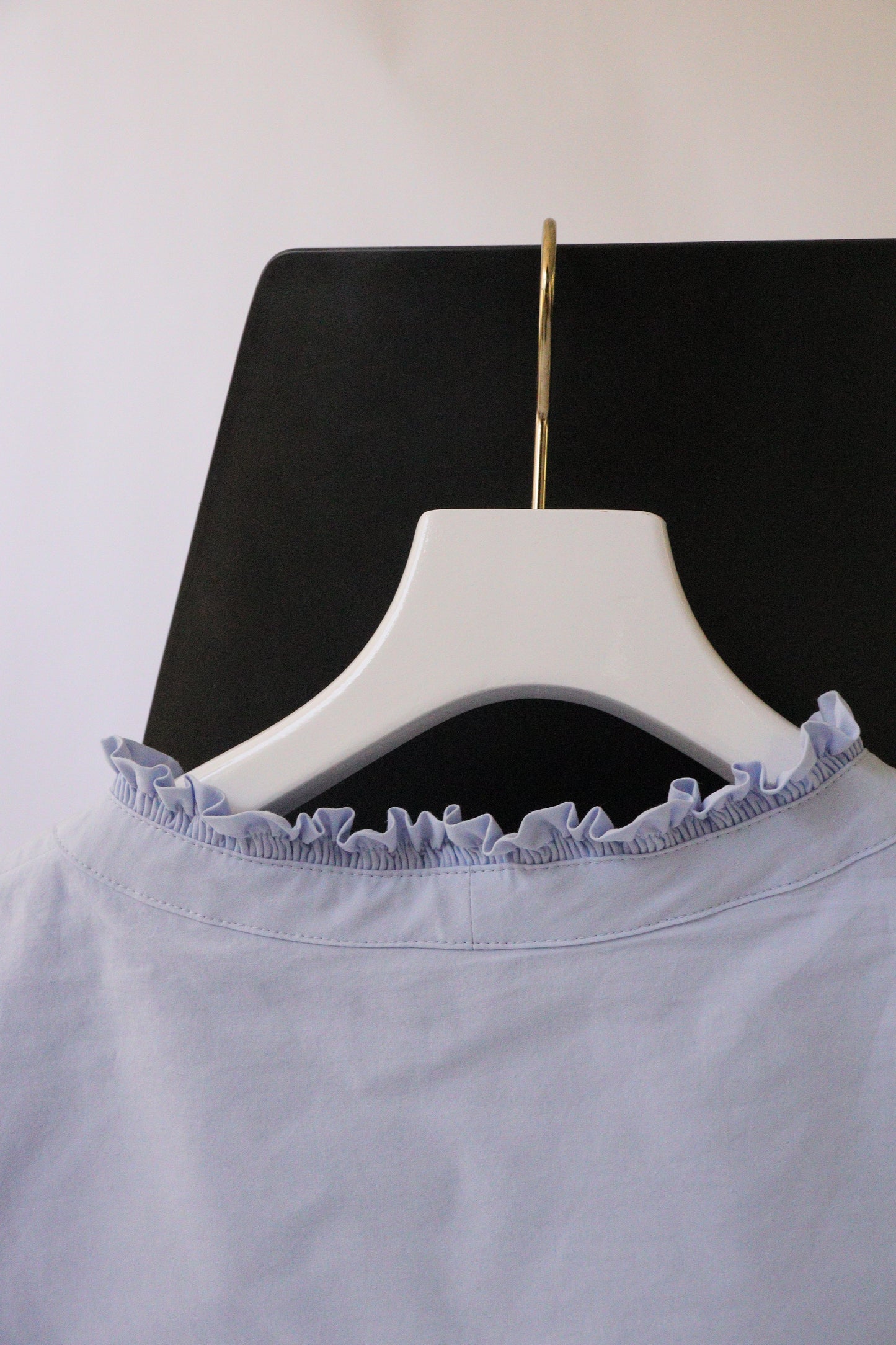 【ACUTA】 無地 フリルVネックノースリシャツ