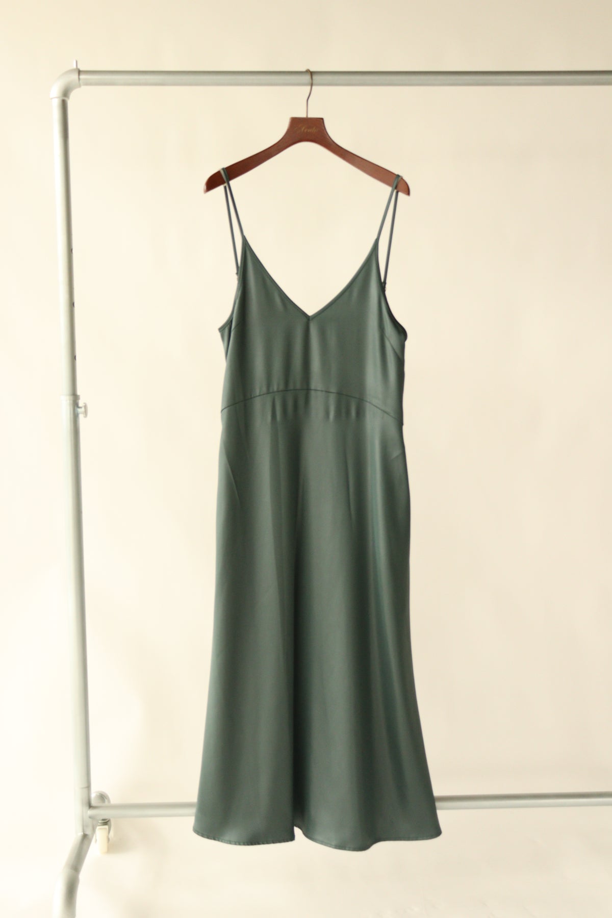 【ACUTA　アクータ】グロッシーサテンキャミソールワンピース